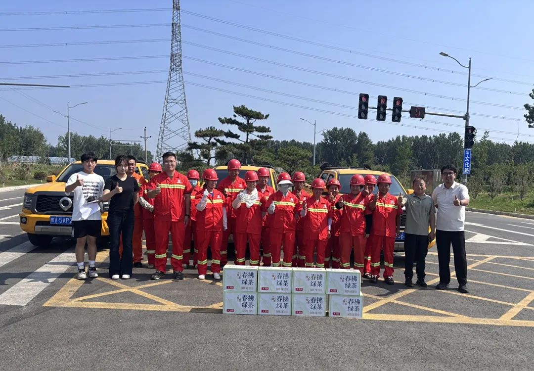 致敬高溫下的“公路守護者” ——河南廣播電視臺到我公司S312線管養(yǎng)路段開展“夏日送清涼”特別直播活動